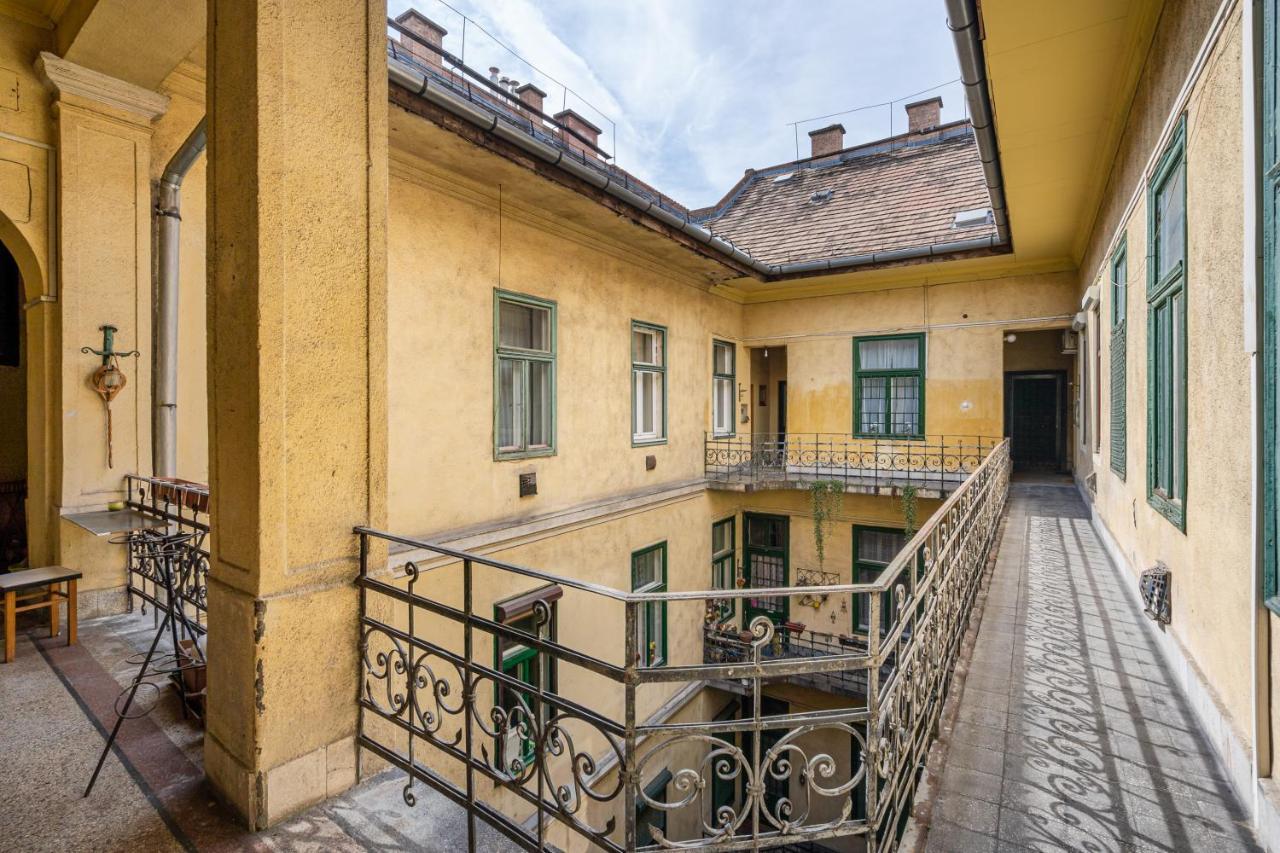 Youth Motive Studio With Gallery Budapest Bagian luar foto